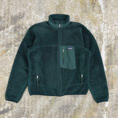 Vintage 1990s Paragonia Deep Pile Zip Fleece Size: Medium (tagged) fits Large too Measurements (inches/cm) - Pit to Pit: 24 inches / 61 cm - Length: 26 inches / 66 cm - Sleeve: 28 inches / 61 cm Description: - Forest green colour. Insulated lining. Zip up closure. 'Deep Pile' style. Made in USA. Small holes in pockets (see photos). Some wear on elbows. Overall good condition! - Please note that all items are second hand & vintage so please expect some signs of wear! - No Refund or Returns. - DM Patagonia Retro X, Patagonia Retro, Vintage Patagonia, Forest Green Color, Patagonia Fleece, Mens Outfit Inspiration, Green Colour, Style Icon, Forest Green