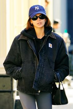 Baseball cap: we found the ultimate accessory to invest in this season | Vogue Paris Stylish Baseball Caps For Women, Carhartt Women Outfits Jackets, Carhartt Detroit Jacket Outfit, Carhartt Outfit