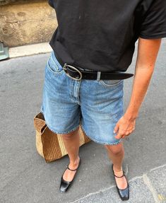 How To Wear Bermuda Shorts, Simple Garments, Prefall 2023, Ballet Flats Outfit, Sacs Tote Bags, Outfit Ideas Fashion, Skandinavian Fashion, Blue Denim Shorts