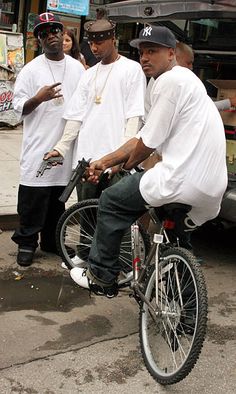 90s Street Fashion Men, Dipset Diplomats 2000s, Gangsta Costume, 90s Black Men Fashion, 2000’s Outfit, Hiphop Photography, Cultura Hip Hop, 1990s Hip Hop, Fashion 1990s