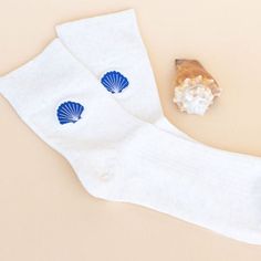 Shell Ya These Socks Have Cute Embroidered Seashells On The Ankles. Maine Socks Are For Beach Babes Not Ready To Show Off Their Toes. - Pair Of Natural Color Cotton Ribbed Socks With Blue Embroidered Seashell Detail. - One Size Fits Most Embroidered Seashell, Ugly Socks, Nordic Snowflake, Powerpuff Girls Cartoon, Wine Socks, Rainbow Socks, Ribbed Socks, Tie Dye Socks, Fluffy Socks