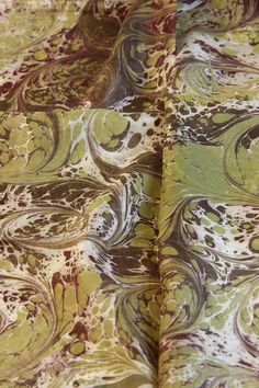 This elegant & luxurious hand-painted silk shawl/silk scarf for women in brown-green is a work of art for your neck. It was handmade using the elaborate Ebruli process and is made of 100% silk. With the bright, bright and colorful colors as well as the glossy finish, it is the perfect choice to create countless outfits. With a size of 1600mm x 500mm it is ideal. ❗️Attention: This is a unique piece, this silk scarf is only available for purchase once worldwide! ♥ Crafted with precision, high qual