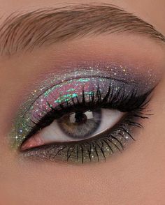 Eyeliner Design, Rainbow Eye Makeup, Pure Makeup, Eyeliner Ideas, Witty Sayings, Eyeliner Designs, 2025 Trends, Christmas Giveaway