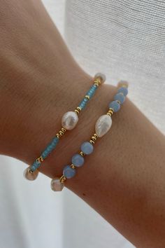 Round Beaded Bracelets Ideas, Aesthetic Glass Bead Bracelets, Blue Beads Aesthetic, Beachy Bracelets Beads, Beaded Blue Bracelets, Seed Bead Bracelets Beachy, Beach Beaded Bracelets Ideas, Clean Girl Bracelets, Diy Beach Jewelry Ideas