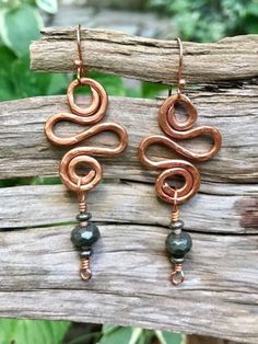 Wire Wrapped Earrings, Energy Shield, Copper Bracelets, Hammered Jewelry, Wire Jewelry Designs, Hammered Earrings, Handmade Jewelry Diy, Design Earrings, Hammered Copper