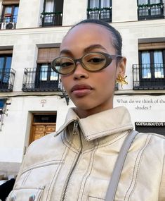 Blue Light Glasses Aesthetic, Glasses Street Style, Eyewear Photography, Glasses Aesthetic, Glasses Inspiration, Clear Glasses Frames, Funky Glasses, Glasses Makeup, Oval Glasses