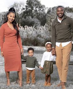 African American Photoshoot Ideas, Orange Fall Family Photos, Family Holiday Photos Outfits, Holiday Family Photo Outfits, Pictures Outfits, Fall Pics, Family Photoshoot Poses, Fall Family Portraits