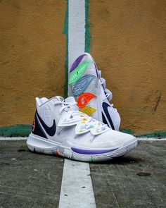 Kyrie 5 "Have A Nike Day" Kyrie 5 Have A Nice Day, New Basketball Shoes, Custom Sneakers Nike, Best Basketball Shoes, Nike Kyrie, Volleyball Shoes