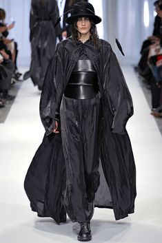 Ann Demeulemeester Fall 2013 Ready-to-Wear Fashion Show Collection: See the complete Ann Demeulemeester Fall 2013 Ready-to-Wear collection. Look 17 Hanbok Runway, Structured Fashion, Full Gown, Black Clothing, Lovely Clothes, Womens Fall