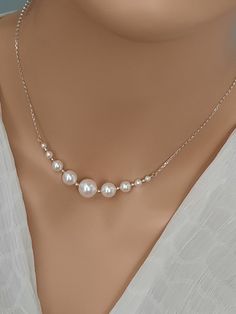 This timeless and on-trend cluster curved bar pearl necklace makes a shimmering accessory that can be taken from day to night. Crafted in gold filled or Sterling Silver, this necklace boasts a curved bar silhouette that is lined with Swarovski crystal pearls that graduate in size, with the largest pearl in the middle. This bar adornment is set on a Rollo Italian chain and secures with a spring ring clasp closure with 2 inches extender. Earrings are sold separately and available in the shop. DETAILS * 2-10mm graduated Swarovski Crystal Pearls * 2mm round beads placed in between the pearls (Sterling Silver or 14K gold filled) CHAIN and LENGTHs * Sterling Silver Italian Rollo Chain in 14", 16", 18", 20"  * Gold Filled Italian Rollo Chain in 14", 16", 18", 20"  *  2 inches extender with be inc Swarovski Pearl Necklace, Italian Chain, Real Pearl Necklace, Curved Bar, Trending Necklaces, Necklace For Her, Kundan Necklaces, Jewelry Birthday, Pearl Sterling Silver