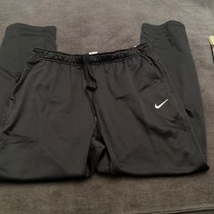 Brand New Nike Sweatpants For Men Nike Gym Pants With Pockets, Nike Workout Pants With Pockets, Nike Sweatpants Outfit Men, Black Nike Sweatpants Outfits, Green Pants Men, Mens Running Tights, Black Nike Sweatpants, Y2k Sweatpants, Sweatpants Outfits