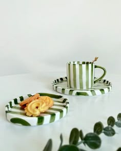 Modern coffee cup and saucer. Linked here: https://www.fodory.com/products/modern-striped-coffee-cup?variant=43670577709314&sca_ref=5581138.q2z33ZQN2a Pottery Mug Designs, Painted Coffee Cup, Crockery Design, Brown Mugs, Brown Cups, Collectible Pottery, Green Cups, Green Plates, Cerámica Ideas