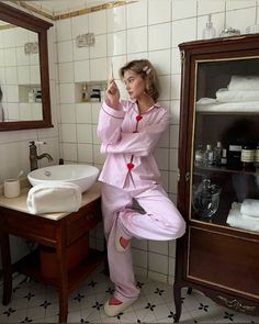 Classy Pajamas Aesthetic, Vintage Pajamas Aesthetic, Pajama Outfits Aesthetic, Night Robe Aesthetic, Classy Pjs, Pijama Party Outfit, Pyjama Party Aesthetic, Pj Party Aesthetic