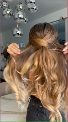 Elevate your everyday look with this absolutely charming and unique ponytail idea!💫💕 Hairstyles For Parties, Styling Hair Extensions, Hottest Haircuts, Haircuts For 2023, Wedding Ponytail, Stylish Ponytail, Hot Haircuts, Ponytail Hairstyle, Open Hairstyles