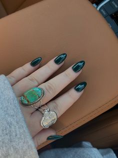 Short Almond Dark Green Nails, Almond Nails Forest Green, Emerald Nails Almond, Emerald Green Nails Almond Shape, Dark Green Nails Almond Shape, Forest Green Nails Almond, Round Green Nails, Almond Nails Emerald Green, Dark Green Oval Nails