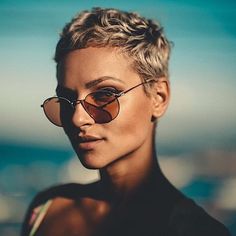 @vidigalamanda Short Hair Model, Super Short Hair, Wavy Bobs, Very Short Hair, Short Pixie Haircuts, Short Pixie Cut, Undercut Hairstyles, Short Blonde, Trending Hairstyles