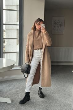 Cream Jeans Winter Outfit, White Jeans Fall Outfit Casual, Ecru Jeans Outfits Winter, Ankle Boots Outfit 2023, Winter Neutral Outfits, Black Boots Outfit Ankle, Retail Outfits, Ankle Boots Outfit For Women, Boots Work Outfit