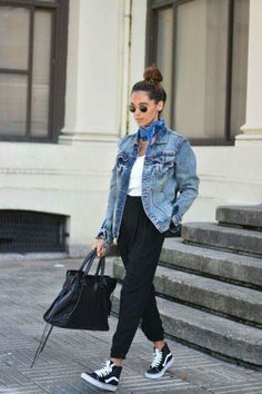 Casaca jean How To Wear Vans, Mode Tips, Scarf Trends, Vans Outfit, Street Style 2017, Looks Street Style, Sporty Outfits