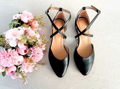 ❣ PRODUCT DESCRIPTION Step into timeless elegance with our classic yet contemporary black leather flats, designed to elevate any outfit effortlessly. Whether you're heading to the office, attending a formal event, or simply enjoying a night out, these shoes are the epitome of versatility, seamlessly transitioning from day to night with grace. Crafted from high-quality leather, our pumps boast durability, suppleness, and a luxurious feel. The premium leather construction ensures long-lasting wear Elegant Flat Shoes, Pointed Ballet Flats, Comfort Women, Closed Toe Sandals, Black Leather Flats, Original Bags, Toe Sandals, Rubber Heels, Leather Flats