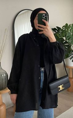 Shirts For Hijab Women, Comfortable Hijab Outfits, Black Shirt Hijab Outfit, Black Outfit Hijab, Black Shirt Outfits, Stylish Outfits Casual, Modest Casual Outfits, Muslim Outfits Casual