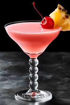 Discover how to make a fruity Princess Cocktail using gin and pineapple for a refreshing drink. This pin highlights the delightful combination of flavors in one image. Lemon Juice Cocktail, Porto Flip, Planter's Punch, Strong Alcoholic Drinks, Grenadine Cocktail, Princess Drinks, Spicy Drinks, Peach Puree, Pisco Sour