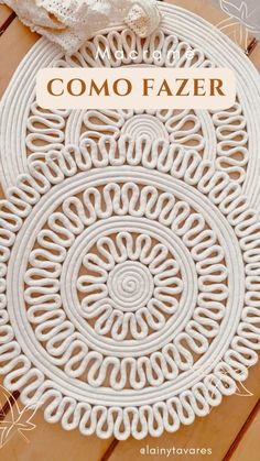 a white doily with the words como fazer written on it and an image of a