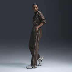 Reaching back to our roots, these easy-fitting pants pull inspiration from the Nike looks of the '70s. A water-repellent finish and UV technology built into the crinkle-woven fabric help keep you good to go come rain or shine. Nike Windrunner, Nike Looks, Fitting Pants, Nike Tracksuit, How To Hem Pants, Rain Or Shine, Women Lifestyle, Wet Weather, Water Repellent