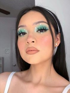 Makeup aesthetic maquillaje inspo colorido delineado grafico eyeliner✨💖 Eye Makeup Red Dress, Makeup Verde, Mint Makeup, Hair Extensions Ponytail, Extensions Ponytail, Rhinestone Makeup, Everyday Hair, Hair Styling Products, Popular Hair