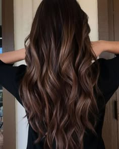 Highlight Ideas For Brunettes, Darkish Brown Hair, Fall Brunette, Chocolate Balayage, Highlights Brunette, Hairstyles Highlights, Dark Brown Balayage, Sanggul Modern, 60 Hairstyles