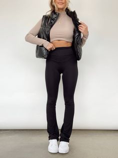 Cute Outfits With Black Leggings Casual, Black Flare Pants Outfit Fall, Beauty School Outfits All Black, 22 Year Old Outfits, Black Flare Pants Outfit Casual, Basic Trendy Outfits, Pe Fits, Concert Fits Winter, Trendy High School Outfits