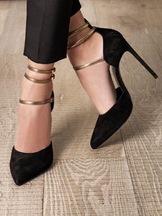 Heels Closed Toe, Mode Shoes, Velvet Shoes, Shoe Fits, Gold Heels, Olivia Palermo, Strap Shoes, Twisted Humor