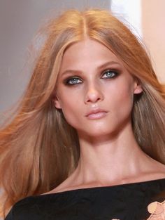 Spring Eye Makeup, Versace Runway, Eye Makeup Ideas, Milan Fashion, Fashion Killa, Milan Fashion Week, Makeup Ideas, Blue Eyes