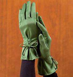 "Guantes" ~~Rosario Contreras~~ Good Necklace, Green Gloves, Elegant Gloves, Bicycle Gloves, Fashion Gloves, Hand Gloves, Vogue Pattern