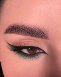 Eyeshadow Looks Eyeliner, Make Up For Club, Viral Makeup Looks, Eyeliner Tutorial Liquid, Makeup Looks Artistic, Eyeliner Tutorial Pencil, Eyelooks Eyeshadows, Eyeliner Tutorial Winged, Extreme Makeup Looks