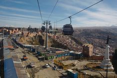 Por conta da erosão, algumas residências em El Alto, na Bolívia, correm risco de desabar a qualquer momento Moradores que vivem em pequenas casas à beira de um penhasco de 61 m de altura na Bolívia se recusam a deixar o local, apesar dos alertas de autoridades de que a encosta está sofrendo erosão. As moradias, apelidadas de "casas suicidas", estão a poucos centímetros de mergulhar no precipício. 
Os barracos coloridos em El Alto também servem como locais de trabalho para os xamãs aimará...