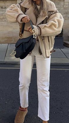 Tax Ugg Outfit, Ugg Fashion Outfits, Uggs Outfit 2022, 2023 Fashion Trends Forecast Winter, Winter Boots 2023 Trends, Rich Mom Aesthetic Outfits, Ugg 2023, Winter Outfits Beige, How To Style Ugg Boots