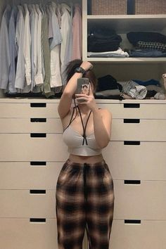 Mirror Selfie Bougie Girl, Ideal Girl, Curvy Women Jeans, Couples Poses For Pictures, Streetwear Tshirt, Sporty Outfits, Cute Simple Outfits, Breaking Bad