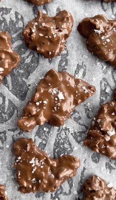 there are many pieces of chocolate on the table and it looks like they have been dipped with icing