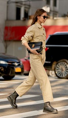 Mode Dope, 2020 Street Style, Nyc Outfits, Fashion Australia, New York Street Style, Popsugar Fashion, Mama Style