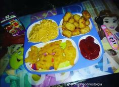 there are many different types of food on the table, including tater tots and macaroni and cheese