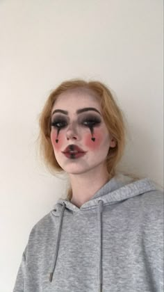 A practiced look for Halloween; scary mime with hearts Simple Mime Makeup, Circus Halloween Costumes Women, Jester Makeup Female Easy, Clown Costume Halloween Women, Mime Costume Diy Women, Mime Makeup Simple, Minimal Clown Makeup, Killer Clown Costume Women