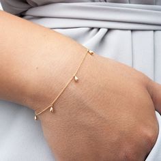 Simple Ring Design, Elizabeth Jewelry, Minimal Bracelet, Modern Gold Jewelry, Gold Mangalsutra Designs, Gold Jewelry Stores, Gold Charm Bracelet