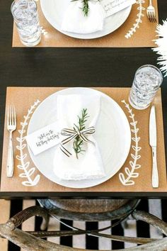 Thanksgiving Table Settings Simple, Simple Thanksgiving Table, Thanksgiving Placemats, Table Markers, Deco Champetre, Tafel Decor, Thanksgiving Decorations Diy, Hosting Thanksgiving, Diy Thanksgiving