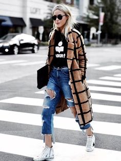 Camel Oversized Check Boyfriend Coat Crossing The Street, Chill Outfits, Turndown Collar, Fashion Weeks, Sneakers Outfit, Inspiration Mode