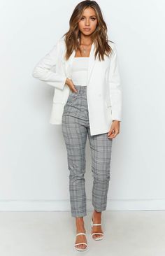 Work Outfits Fashionable, Women’s Business Style, Business Casual With Blazer For Women, Buisness Casual Womans Outfit, Business Casual Outfits White Blazer, Psychotherapist Outfits Women, Business Casual Outfits For Headshots, Woman's Business Casual, Business Banquet Outfit