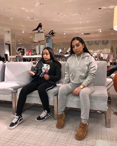 Siangie Twins, Grey Leggings Outfit, How To Wear Leggings, Twin Outfits, Tumblr Outfits, Girls Club