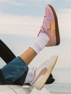 Tout droit sortie des archives, la Palermo de PUMA. Cette chaussure de terrasse classique est ravivée aujourd'hui avec sa construction en T emblématique, ainsi qu'avec des couleurs extra-brillantes et des matériaux moelleux. Son design s'appuie sur l'héritage de PUMA dans le domaine du football, tout en séduisant les sneakerheads d'aujourd'hui et les mordus de la mode des terrasses. Cette exécution comporte une base en cuir synthétique avec une bande de forme en nubuck et des superpositions fini Puma Palermo Outfit Women, Terrace Fashion, Dreams Aesthetic, Puma Shoes Women, Peach Clothes, Adidas Sl 72, Womens Puma