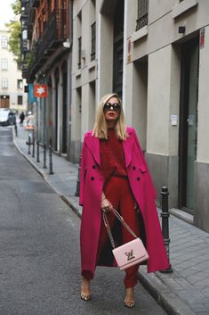 Pink And Red Outfit, Pink Coat Outfit, Colorful Street Style, Monochromatic Fashion, Moda Chic, Pink Coat, Red Pants, Colourful Outfits, Looks Style