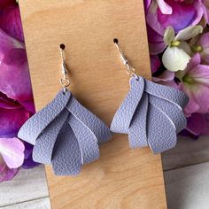 "Genuine leather earrings made in a Loopy Flower design using a lavender solid. These earrings are 2.5\" long and super lightweight and comfortable to wear!" Beaded Leather Earrings, Leather Earrings Ideas, Cricut Earrings, Diy En Cuir, Leather Hair Accessories, Diy Earrings Easy, Leather Jewelry Making, Handmade Leather Jewelry, Homemade Earrings