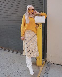 Mellow yellow Modest Outfit inspo from Summer Albarcha. Pinterest: @khairahscorner Trendy Girls Outfits, Modest Outfit, Mia 3, Hijabi Outfits, Outfit Hijab, Islamic Fashion, Hijab Outfit